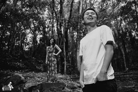 Ensaio pré-wedding no campo, na floresta de eucaliptos'