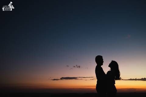 Ensaio pré-wedding no campo, na floresta de eucaliptos'