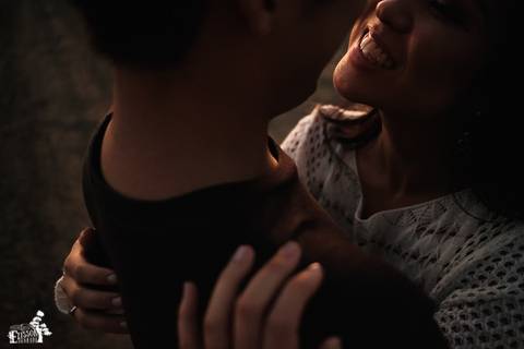 Ensaio pré-wedding no campo, na floresta de eucaliptos'