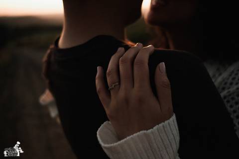 Ensaio pré-wedding no campo, na floresta de eucaliptos'