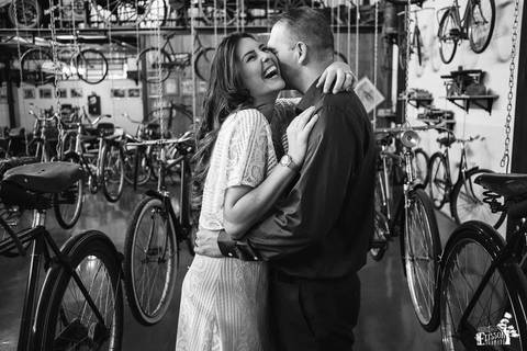 Pre-wedding session, esession, realizado num museu de bicicletas'