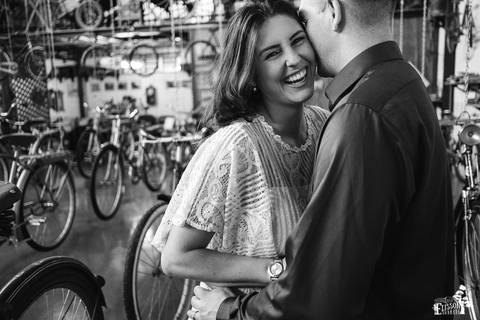 Pre-wedding session, esession, realizado num museu de bicicletas'
