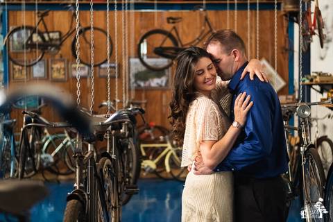 Pre-wedding session, esession, realizado num museu de bicicletas'