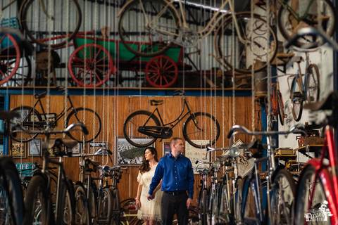 Pre-wedding session, esession, realizado num museu de bicicletas'