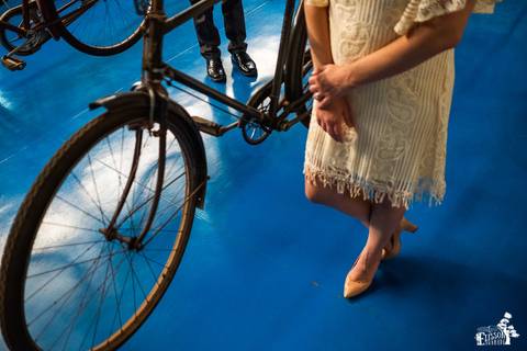 Pre-wedding session, esession, realizado num museu de bicicletas'