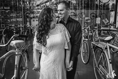 Pre-wedding session, esession, realizado num museu de bicicletas'