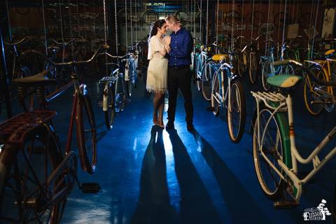Pre-wedding session, esession, realizado num museu de bicicletas'