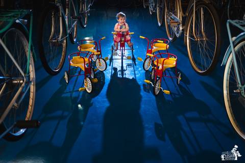 Pre-wedding session, esession, realizado num museu de bicicletas'