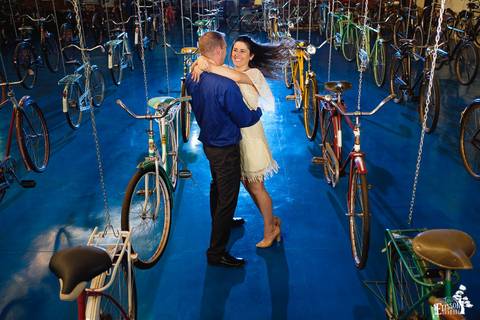 Pre-wedding session, esession, realizado num museu de bicicletas'