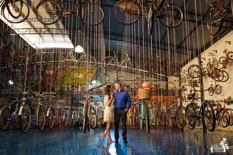 Pre-wedding session, esession, realizado num museu de bicicletas'