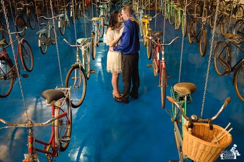 Pre-wedding session, esession, realizado num museu de bicicletas'