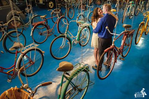 Pre-wedding session, esession, realizado num museu de bicicletas'