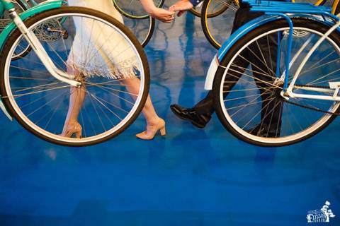 Pre-wedding session, esession, realizado num museu de bicicletas'