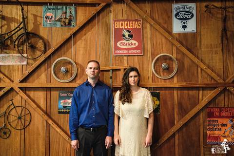 Pre-wedding session, esession, realizado num museu de bicicletas'