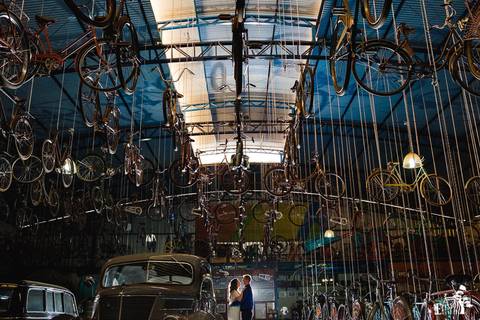 Pre-wedding session, esession, realizado num museu de bicicletas'