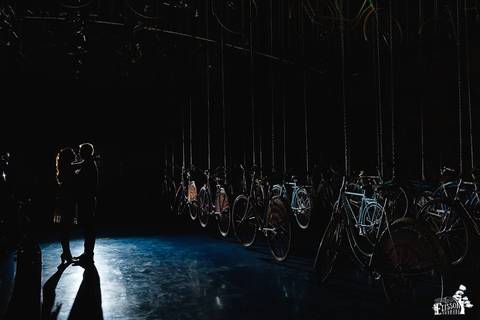 Pre-wedding session, esession, realizado num museu de bicicletas'