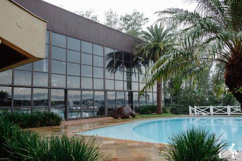 Fotografia de Casamento Boho no Moress Fazenda, Londrina, de fotógrafo de casais de Maringá/PR, em dia nublado e com chuva, foto do local'