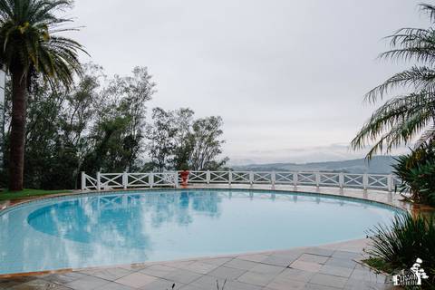 Fotografia de Casamento Boho no Moress Fazenda, Londrina, de fotógrafo de casais de Maringá/PR, em dia nublado e com chuva, foto do local'
