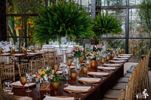 Fotografia de Casamento Boho no Moress Fazenda, Londrina, de fotógrafo de casais de Maringá/PR, em dia nublado e com chuva, foto das mesas'