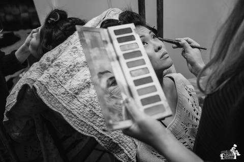 Fotografia de Casamento Boho no Moress Fazenda, Londrina, de fotógrafo de casais de Maringá/PR, em dia nublado e com chuva, foto do making of da noiva'