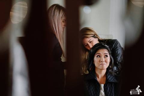 Fotografia de Casamento Boho no Moress Fazenda, Londrina, de fotógrafo de casais de Maringá/PR, em dia nublado e com chuva, foto do making of da noiva'