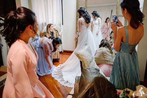 Fotografia de Casamento Boho no Moress Fazenda, Londrina, de fotógrafo de casais de Maringá/PR, em dia nublado e com chuva, foto do making of da noiva'