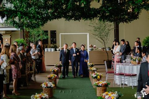Fotografia de Casamento Boho no Moress Fazenda, Londrina, de fotógrafo de casais de Maringá/PR, em dia nublado e com chuva, foto da cerimônia de casamento'