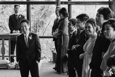 Fotografia de Casamento Boho no Moress Fazenda, Londrina, de fotógrafo de casais de Maringá/PR, em dia nublado e com chuva, foto da cerimônia de casamento'