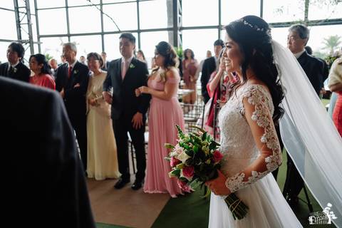 Fotografia de Casamento Boho no Moress Fazenda, Londrina, de fotógrafo de casais de Maringá/PR, em dia nublado e com chuva, foto da cerimônia de casamento'
