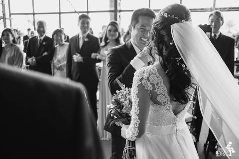 Fotografia de Casamento Boho no Moress Fazenda, Londrina, de fotógrafo de casais de Maringá/PR, em dia nublado e com chuva, foto da cerimônia de casamento'