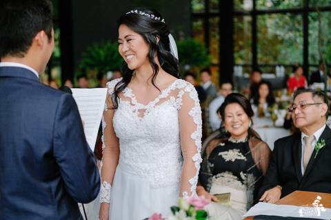 Fotografia de Casamento Boho no Moress Fazenda, Londrina, de fotógrafo de casais de Maringá/PR, em dia nublado e com chuva, foto da cerimônia de casamento'