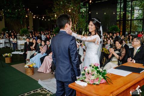 Fotografia de Casamento Boho no Moress Fazenda, Londrina, de fotógrafo de casais de Maringá/PR, em dia nublado e com chuva, foto da cerimônia de casamento'
