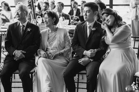 Fotografia de Casamento Boho no Moress Fazenda, Londrina, de fotógrafo de casais de Maringá/PR, em dia nublado e com chuva, foto da cerimônia de casamento'