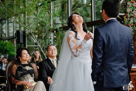 Fotografia de Casamento Boho no Moress Fazenda, Londrina, de fotógrafo de casais de Maringá/PR, em dia nublado e com chuva, foto da cerimônia de casamento'