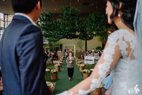Fotografia de Casamento Boho no Moress Fazenda, Londrina, de fotógrafo de casais de Maringá/PR, em dia nublado e com chuva, foto da cerimônia de casamento'