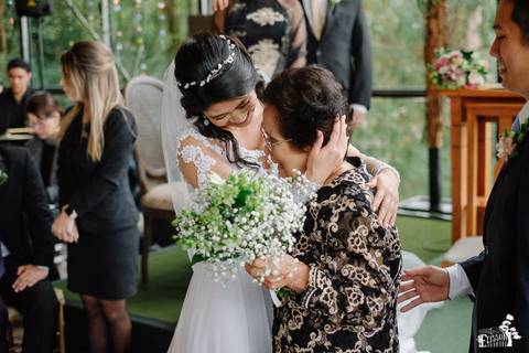 Fotografia de Casamento Boho no Moress Fazenda, Londrina, de fotógrafo de casais de Maringá/PR, em dia nublado e com chuva, foto da cerimônia de casamento'
