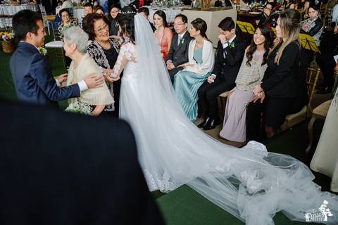 Fotografia de Casamento Boho no Moress Fazenda, Londrina, de fotógrafo de casais de Maringá/PR, em dia nublado e com chuva, foto da cerimônia de casamento'