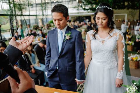 Fotografia de Casamento Boho no Moress Fazenda, Londrina, de fotógrafo de casais de Maringá/PR, em dia nublado e com chuva, foto da cerimônia de casamento'
