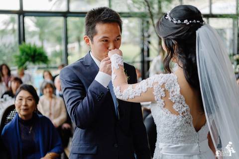 Fotografia de Casamento Boho no Moress Fazenda, Londrina, de fotógrafo de casais de Maringá/PR, em dia nublado e com chuva, foto da cerimônia de casamento'