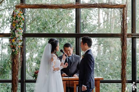 Fotografia de Casamento Boho no Moress Fazenda, Londrina, de fotógrafo de casais de Maringá/PR, em dia nublado e com chuva, foto da cerimônia de casamento'