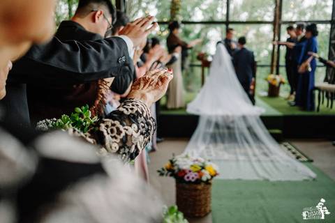 Fotografia de Casamento Boho no Moress Fazenda, Londrina, de fotógrafo de casais de Maringá/PR, em dia nublado e com chuva, foto da cerimônia de casamento'
