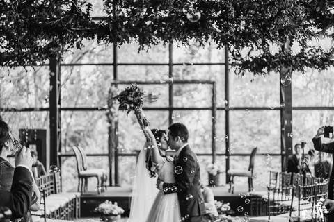Fotografia de Casamento Boho no Moress Fazenda, Londrina, de fotógrafo de casais de Maringá/PR, em dia nublado e com chuva, foto da cerimônia de casamento'
