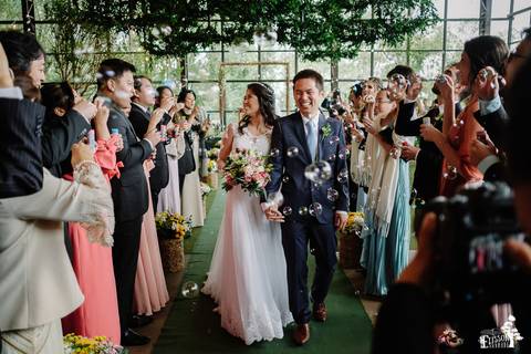 Fotografia de Casamento Boho no Moress Fazenda, Londrina, de fotógrafo de casais de Maringá/PR, em dia nublado e com chuva, foto da cerimônia de casamento'