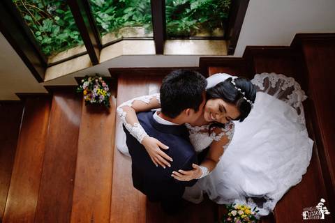 Fotografia de Casamento Boho no Moress Fazenda, Londrina, de fotógrafo de casais de Maringá/PR, em dia nublado e com chuva, foto dos noivos depois da cerimônia, retratos formais'