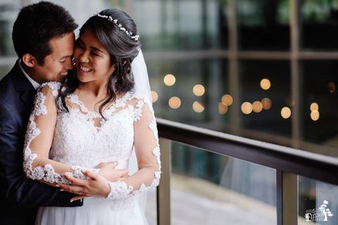 Fotografia de Casamento Boho no Moress Fazenda, Londrina, de fotógrafo de casais de Maringá/PR, em dia nublado e com chuva, foto dos noivos depois da cerimônia, retratos formais'
