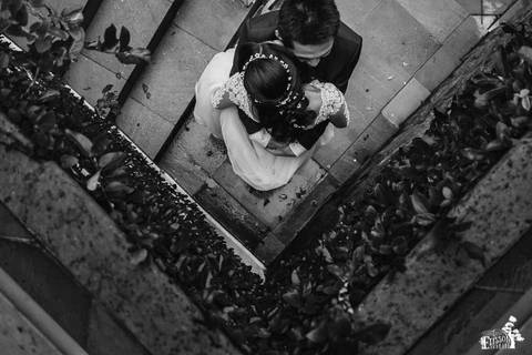 Fotografia de Casamento Boho no Moress Fazenda, Londrina, de fotógrafo de casais de Maringá/PR, em dia nublado e com chuva, foto dos noivos depois da cerimônia, retratos formais'