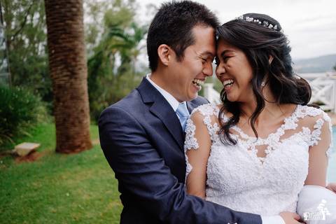 Fotografia de Casamento Boho no Moress Fazenda, Londrina, de fotógrafo de casais de Maringá/PR, em dia nublado e com chuva, foto dos noivos depois da cerimônia, retratos formais'