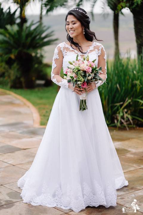 Fotografia de Casamento Boho no Moress Fazenda, Londrina, de fotógrafo de casais de Maringá/PR, em dia nublado e com chuva, foto dos noivos depois da cerimônia, retratos formais'