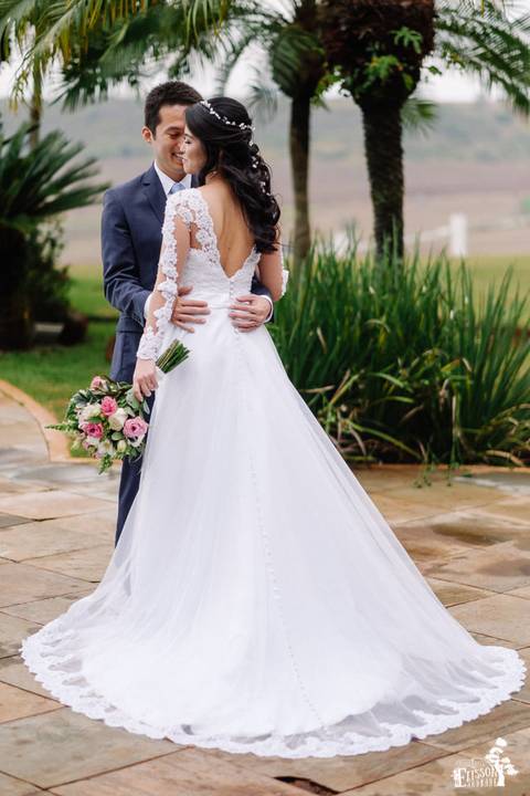 Fotografia de Casamento Boho no Moress Fazenda, Londrina, de fotógrafo de casais de Maringá/PR, em dia nublado e com chuva, foto dos noivos depois da cerimônia, retratos formais'