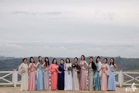 Fotografia de Casamento Boho no Moress Fazenda, Londrina, de fotógrafo de casais de Maringá/PR, em dia nublado e com chuva, foto dos noivos com convidados depois da cerimônia'